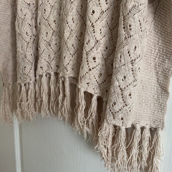 Poncho - Picture 4 of 5